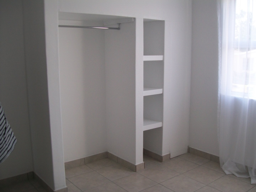 To Let 1 Bedroom Property for Rent in Peerless Park East Western Cape